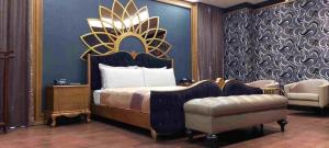 台中市水云端旗舰概念旅馆的一间卧室配有一张特大号床和一把椅子