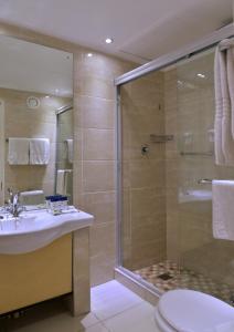 ANEW Hotel Parktonian Johannesburg的一间浴室