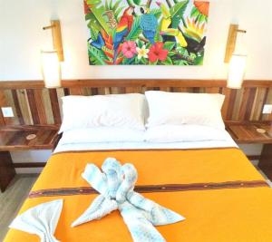 珀拉什奇亚The Tiki Toucan Tropical Suite + Private Pool的床上有一条毛巾