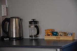 Roxburgh罗克斯堡汽车旅馆的咖啡壶和柜台上的咖啡壶