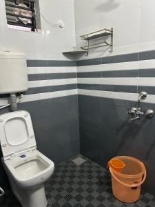 戈卡尔纳Yashovana Nature Stay Gokarna的一间带卫生间和水槽的浴室