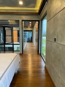 波德申Villa AZJA PD的一间卧室设有床和滑动玻璃门
