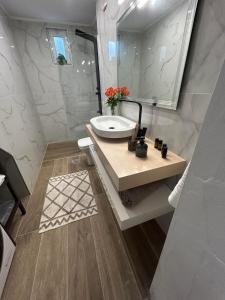 扎金索斯镇Karydakis Properties的一间带水槽和镜子的浴室