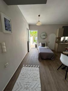 扎金索斯镇Karydakis Properties的一间带床和厨房的客厅
