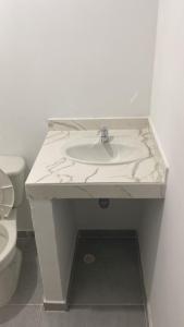 巴耶杜帕尔HOTEL IBIZA的白色的浴室设有水槽和卫生间。