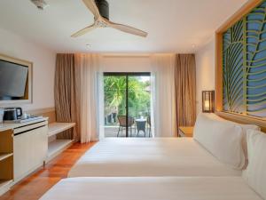 查汶苏梅岛阿玛瑞度假酒店的酒店客房设有一张大床和一台电视。