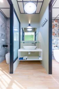 高雄自由宿-盐埕馆的一间带水槽和镜子的浴室