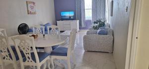 布里奇敦Seaview Property 3B Two Bedroom Apt Hasting Towers的一间配备有白色桌椅的用餐室