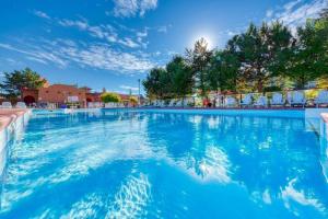 基洛纳Hilltop Haven at La Casa Resort Lakeside Kelowna的蓝色海水大型游泳池