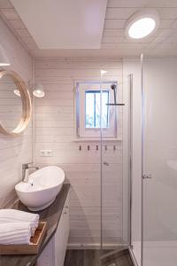 吕贝克Schatzkiste的白色的浴室设有水槽和淋浴。