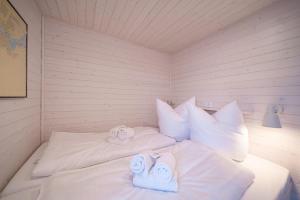 吕贝克Schatzkiste的白色客房,床上配有2条毛巾