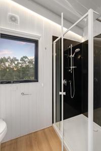 JindivickGlorious Escape的带淋浴和卫生间的浴室以及窗户。