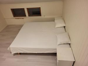 利勒斯特罗姆One Bedroom Apartment Kjeller Lillestrøm - 2 mins from OSLOMET的一间小卧室,配有一张带两个枕头的大白色床