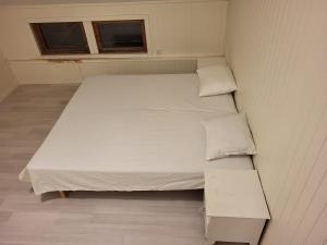 利勒斯特罗姆One Bedroom Apartment Kjeller Lillestrøm - 2 mins from OSLOMET的一间小卧室,配有白色的床和窗户