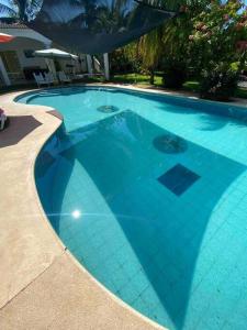 蒙特里科Casa de Descanso en Monterrico的大型蓝色游泳池,铺有瓷砖地板
