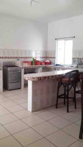 蒙特里科Casa de Descanso en Monterrico的厨房配有柜台、水槽和炉灶。