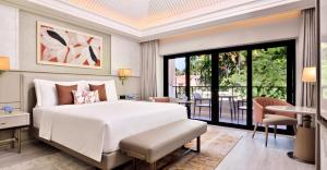 卡乌罗西姆The St. Regis Goa Resort的一间带白色床的卧室和一个阳台