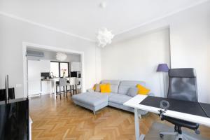 布加勒斯特Your Deluxe Home in Bucharest center的客厅配有沙发和桌子