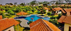 海得拉巴MPN RESORTS AND HOTELS PRIVATE LIMITED的享有带游泳池的度假村的空中景致