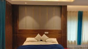 MPN RESORTS AND HOTELS PRIVATE LIMITED客房内的一张或多张床位