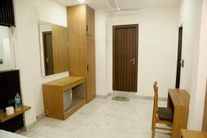 新德里Bunk Hostel Delhi Best Backpacking Accommodation的一间带木制橱柜和镜子的浴室