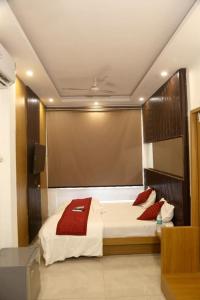 新德里Bunk Hostel Delhi Best Backpacking Accommodation的一间卧室配有一张大床和红色枕头