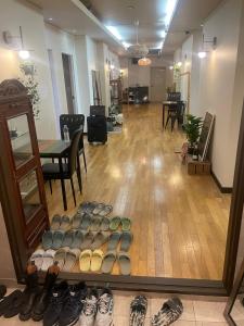 济州市Halla guest house的客房享有一双鞋的景色