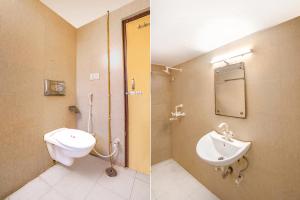 阿格拉FabHotel Sai Residency的一间带卫生间和水槽的浴室