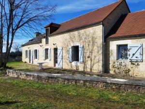 Gîte de France Gîte de duroux 3 épis - Gîte de France 6 personnes 134的一座古老的石头房子,前面有一张桌子