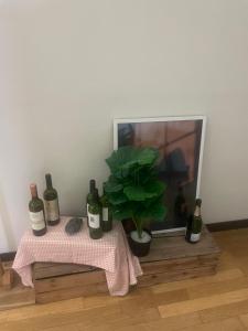 济州市Halla guest house的一张桌子,上面放有酒瓶和盆子