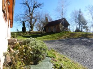 Gîte de France à Saint-Martin-Sepert 2 épis - Gîte de France 8 personnes 244的一座位于山顶的旧谷仓