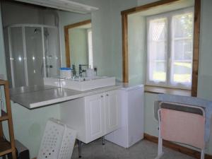 Gîte de France à Saint-Martin-Sepert 2 épis - Gîte de France 8 personnes 244的白色的浴室设有水槽和镜子