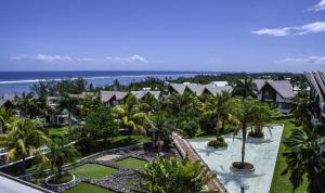 拉萨尔勒班阿呼弥Spa酒店的享有棕榈树和海洋度假村的空中景致