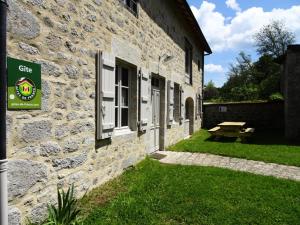 Saint-AngelGîte de France Maison raymond épis - Gîte de France 804的旁边设有野餐桌的石头建筑