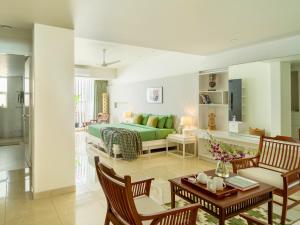 戈阿韦尔哈Kidena House的客厅配有绿色的床和桌子