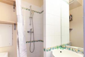 Le DésertRésidence Le Thabor - maeva Home - Duplex 3 pièces 7 personnes Confort 73的带淋浴和卫生间的浴室