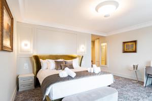 普罗夫迪夫VIZUALIZA Residence Hotel的一间卧室配有一张大床和金色床头板