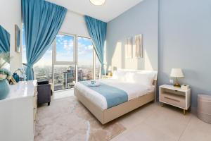 迪拜FAM Living - Cozy 1 Bedroom Home near the Iconic Dubai Frame的一间卧室设有一张床和一个大窗户