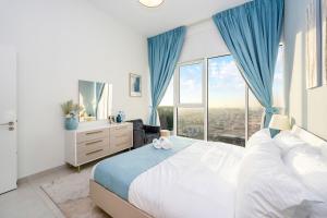 迪拜FAM Living - Cozy 1 Bedroom Home near the Iconic Dubai Frame的一间卧室设有一张大床和一个大窗户