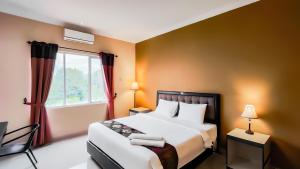 SinabonoJTS Hotel的一间卧室设有一张大床和一个窗户。