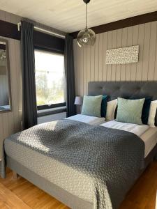 霍芬豪卡贝格旅馆的一间卧室设有一张大床和一个窗户。