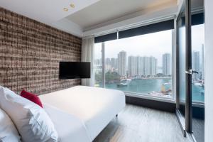 香港The Aberdeen Harbour by Ovolo的卧室设有白色的床和大窗户