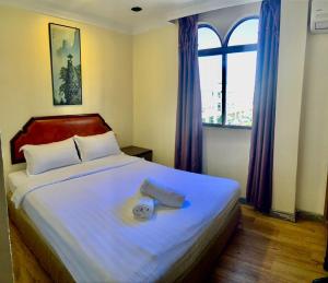 拉布安Sogo Hotel 2的卧室配有一张大白色床和窗户