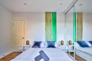悉尼Charming 2 Bedroom House Surry Hills的一间卧室配有一张大床和一张沙发