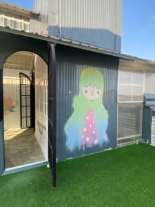 班敦孟BPP Resident near Donmueang Airport的一座建筑物侧面画着的女孩的壁画