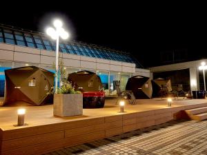 岐阜岐阜长良川都酒店的一群帐篷在晚上在建筑物前