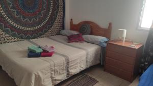 罗萨里奥港laurainu的一间卧室配有一张带两个枕头的床