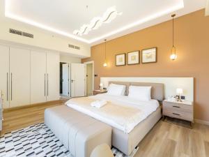 迪拜FAM Living - Stunning 2 Bedroom Home In JBR的一间大卧室,内配一张白色的大床
