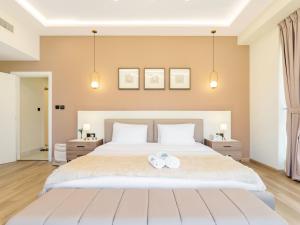 迪拜FAM Living - Stunning 2 Bedroom Home In JBR的一间卧室配有一张大床和两条毛巾