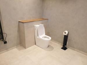 皮尔默伦德landlust.2的浴室设有卫生间和一卷卫生纸